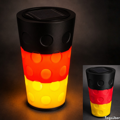 Dubbeglas Solarlampe Deutschland Edition Schwarz-Rot-Gold auf Balkon in der Pfalz mit Weingläsern und stimmungsvoller Abendbeleuchtung