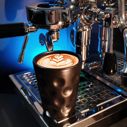 Cappuccino Tassen mit Dubbe Struktur auf dem Frühstückstisch