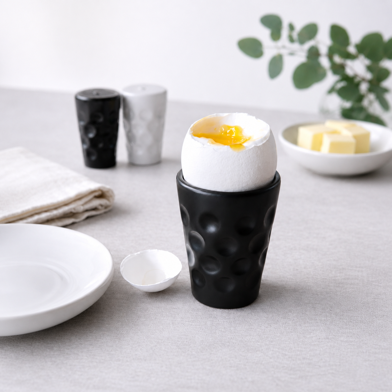 Pfälzer Eierbecher mit Dubbe Struktur auf dem Frühstückstisch