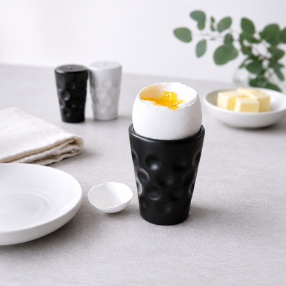Pfälzer Eierbecher mit Dubbe Struktur auf dem Frühstückstisch