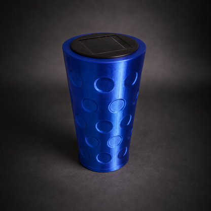 Blaue Dubbeglas Solarlampe mit Solarmodul auf dunklem grauen Studiohintergrund als hochwertiges Produktfoto.