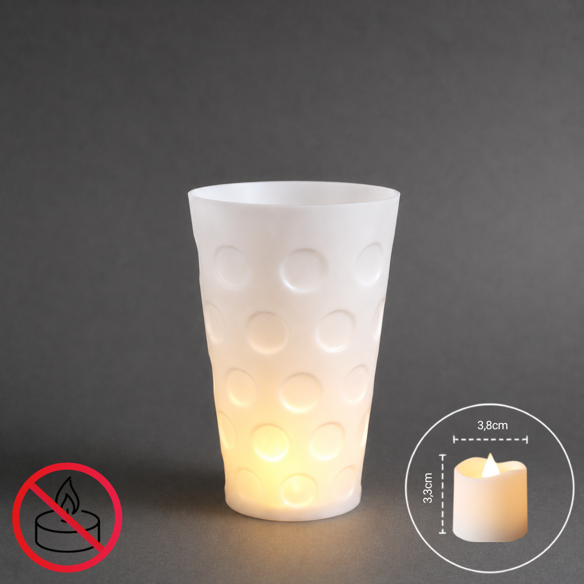 Dubbeglas Windlicht mit warmweiß leuchtender LED-Kerze vor dunkelgrauem Studiohintergrund.