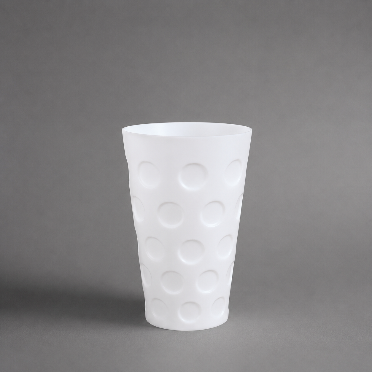 Weißes Dubbeglas Windlicht im Studio auf hellem grauen Hintergrund – passend für LED-Teelichter.