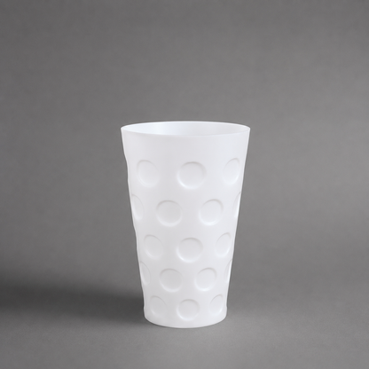 Weißes Dubbeglas Windlicht im Studio auf hellem grauen Hintergrund – passend für LED-Teelichter.