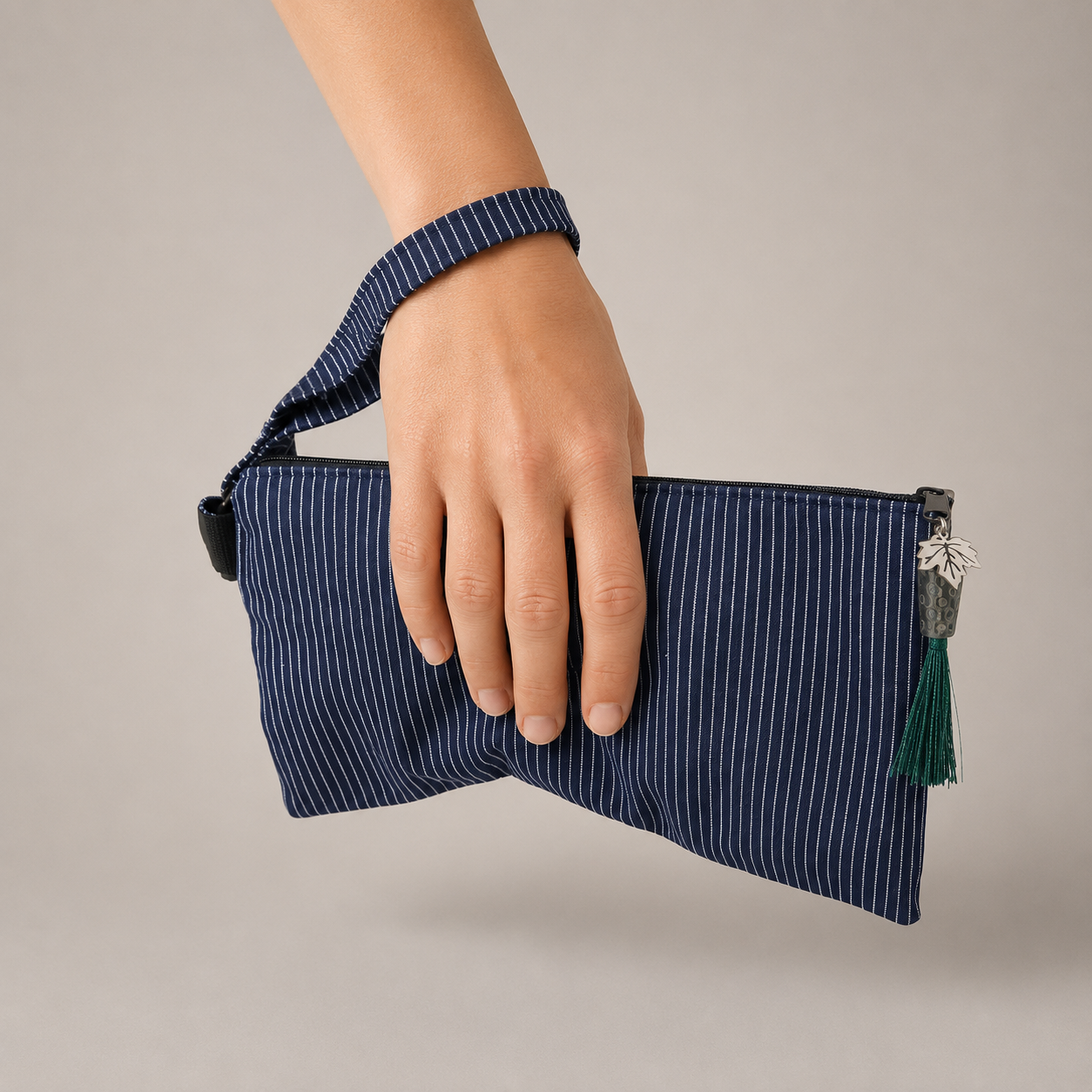 Pfälzer Clutch aus echtem Winzerstoff mit Handgelenkschlaufe und Dubbeglas-Anhänger