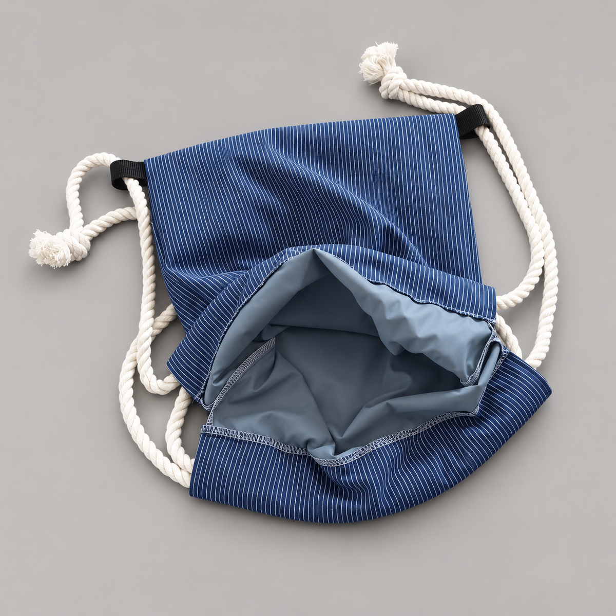 Geöffneter Pfälzer Rucksack mit Blick auf das graue, schmutzabweisende Innenfutter.