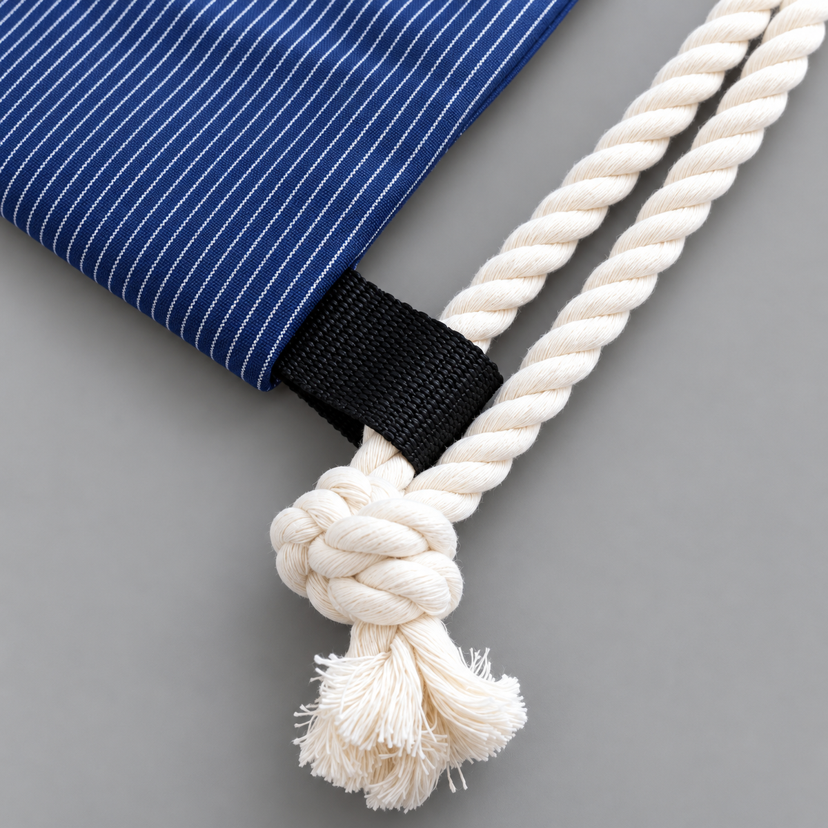 Detail der Baumwollkordeln mit schwarzer Befestigungsschlaufe und Knoten am Pfälzer Rucksack.