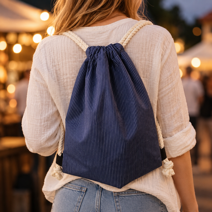 Frau trägt den blauen Pfälzer Rucksack aus Winzerstoff mit naturfarbenen Baumwollkordeln auf dem Rücken.