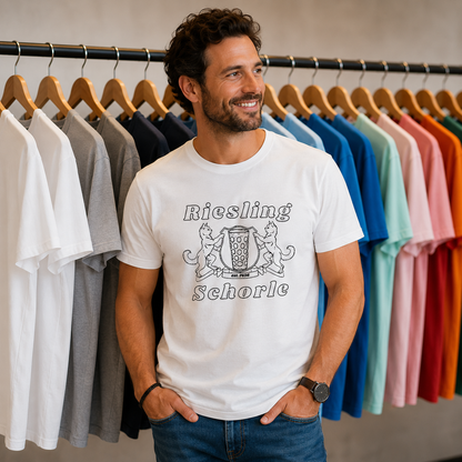 Mann trägt das T-Shirt „Riesling 1435“ mit hochwertigem Motiv auf der Vorderseite. Bequemes Herren-Shirt für Weinliebhaber und Fans der Pfälzer Weinkultur.
