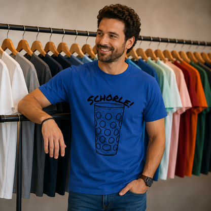 Mann trägt das T-Shirt „Schorle!“ mit hochwertigem Motiv auf der Vorderseite. Bequemes Herren-Shirt für Schorleliebhaber und Fans der Pfälzer Lebensart.