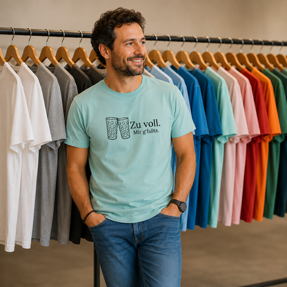 Mann trägt das T-Shirt „Zum Wohl?“ mit hochwertigem Motiv auf der Vorderseite. Bequemes Herren-Shirt für Schorleliebhaber und Fans der Pfälzer Lebensart.
